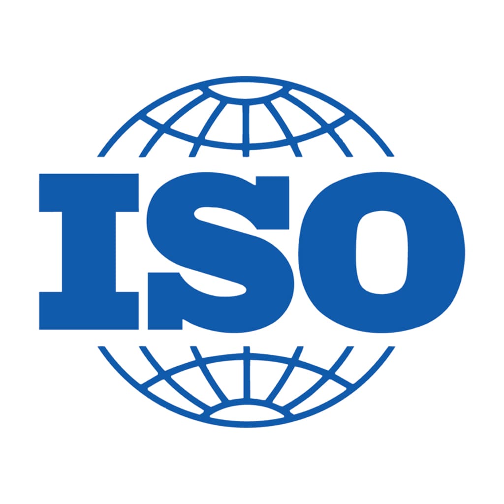 Логото на ISO (International Organization for Standardization), глобална организация, която разработва стандарти за управление на качеството, безопасност и ефективност.